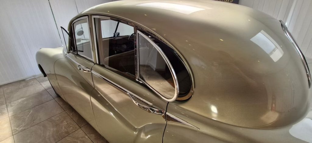 1952 Jaguar MK VII-12