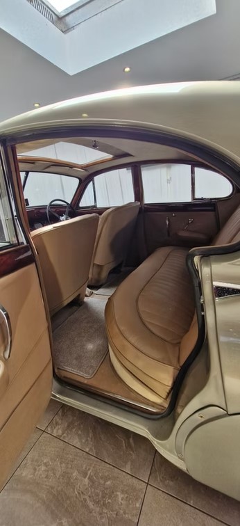 1952 Jaguar MK VII-30