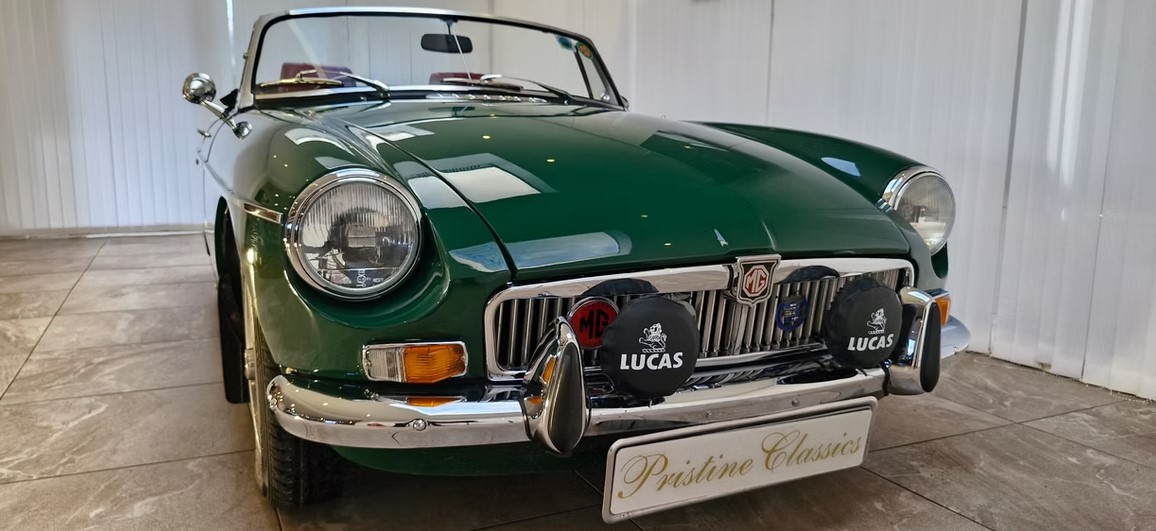 1973 MG MGB Roadster-12