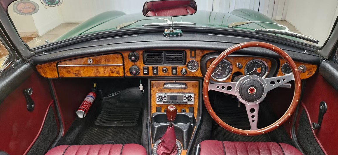 1973 MG MGB Roadster-16